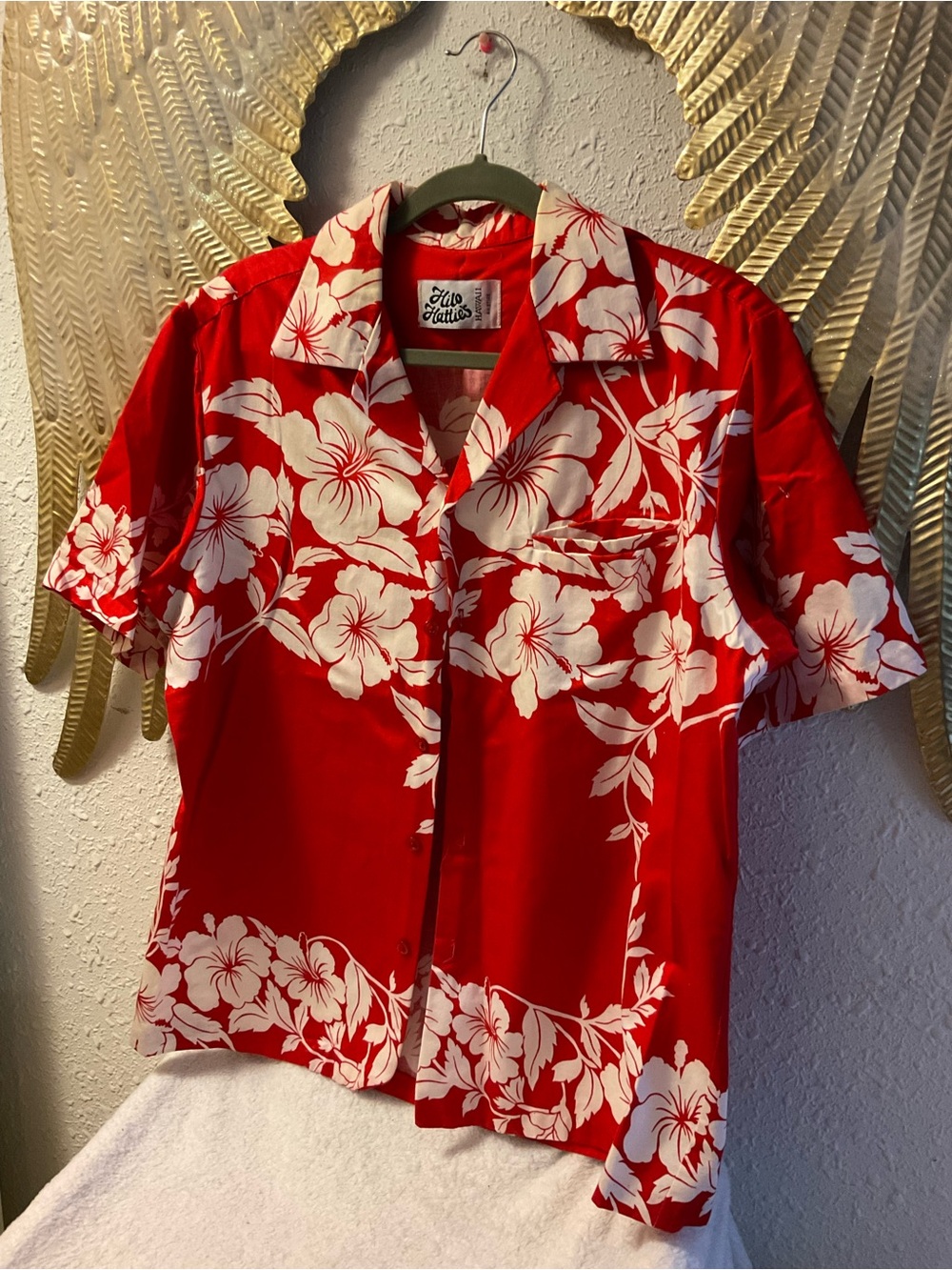 1970s Hilo Hattie Vintage Hawaiian Boho Hibiscus SHIRT Mens red white